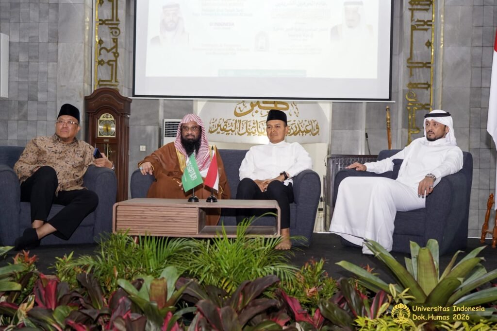 سفارة المملكة العربية السعودية تقيم إفطارًا جماعيًا وتوزّع المصاحف الشريفة وتمور خادم الحرمين الشريفين في جامعة إندونيسيا بديبوك