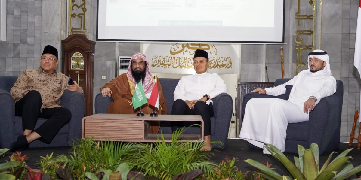 سفارة المملكة العربية السعودية تقيم إفطارًا جماعيًا وتوزّع المصاحف الشريفة وتمور خادم الحرمين الشريفين في جامعة إندونيسيا بديبوك