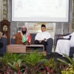 سفارة المملكة العربية السعودية تقيم إفطارًا جماعيًا وتوزّع المصاحف الشريفة وتمور خادم الحرمين الشريفين في جامعة إندونيسيا بديبوك