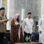 إفطار جماعي تنظمه الملحقية الدينية لسفارة المملكة العربية السعودية في مسجد جامعة إندونيسيا بديبوك، والدكتور علي سامان حسن يعزز رسائل رمضان بصفته مترجمًا