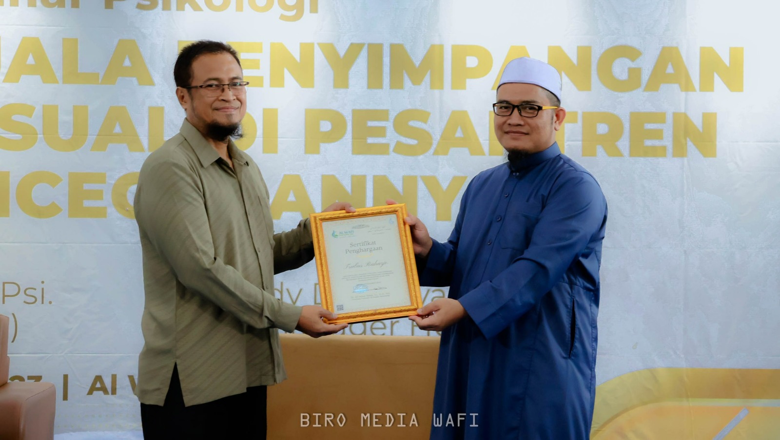 Gambar Penyerahan sertifikat oleh Ketua Yayasan Al Sudais Indonesia kepada pemateri Dr. Trubus Raharja, S.Psi., M.Psi. (Psikolog dan Dosen) di Masjid Nidaul Islam.